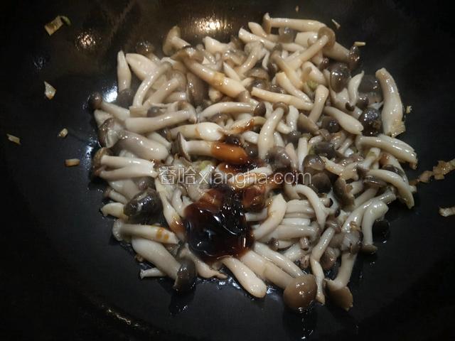 此时加入一勺耗油，快速炒匀