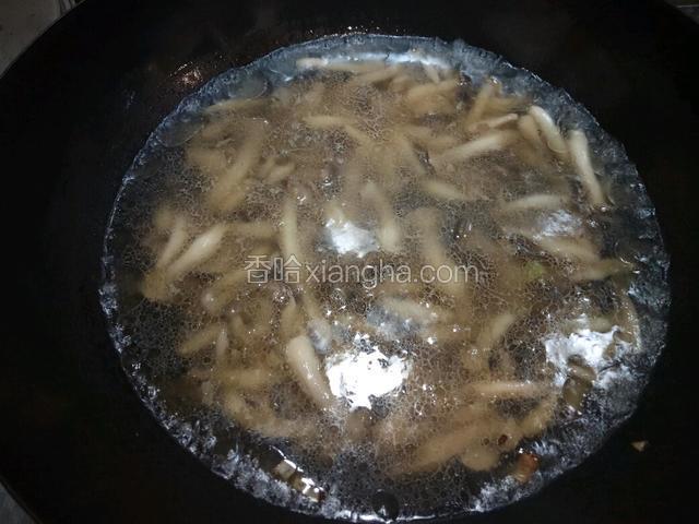 倒入适量白开水烧开，水不用太多，比蟹味菇高出一厘米即可，