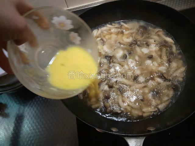 再次烧开时，顺锅边由外向里转圈淋入鸡蛋液，不要着急用铲子翻动，等待锅中的鸡蛋液自然成片成熟