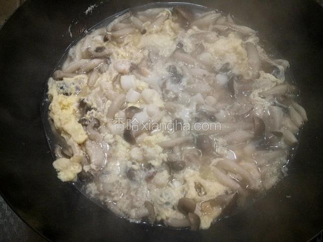 等鸡蛋熟了，加适量盐调味