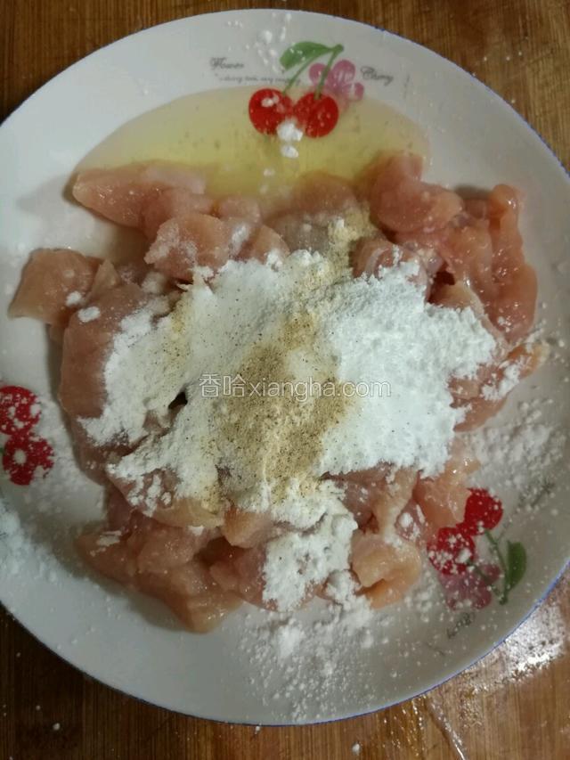 放入腌肉食材搅拌均匀。