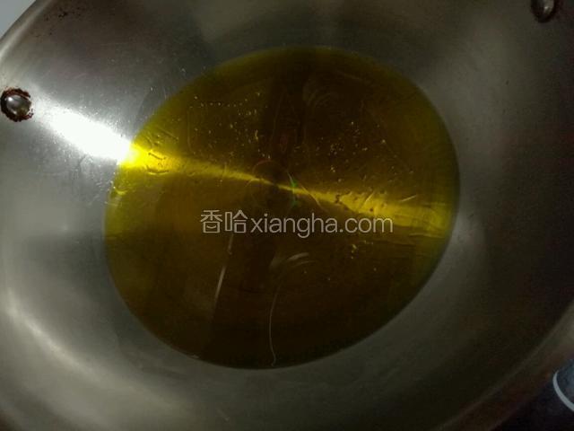 锅中放足量的油，大火加热。