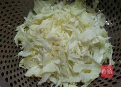 包菜炒肉的做法图解1