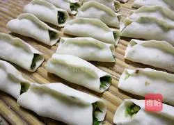 Illustration of how to make three fresh pot stickers 10