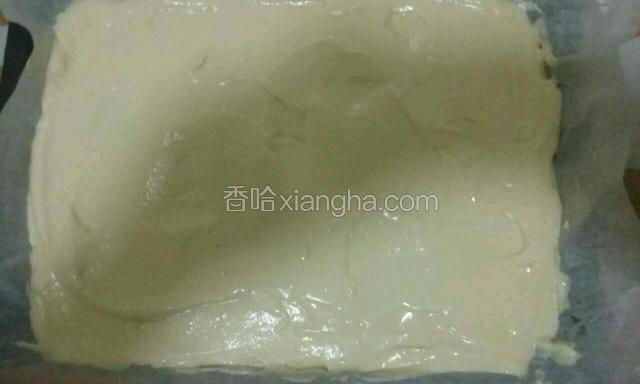 烤盘铺油纸倒入面糊，表面抹平再震两下汽泡