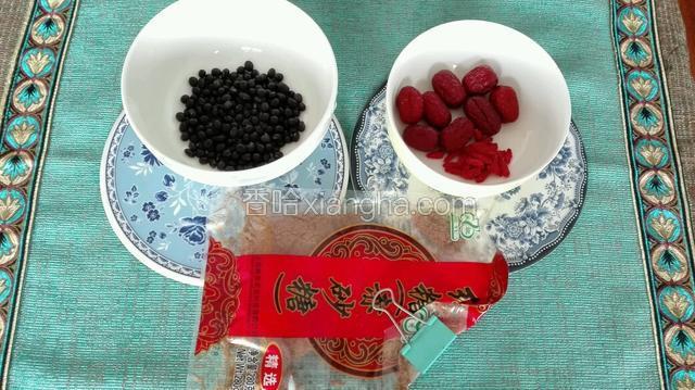 准备好食材，以备待用。