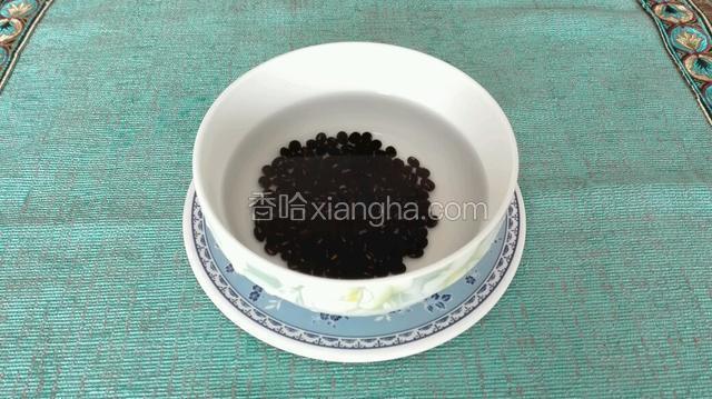 将黑豆洗净，泡于水中约半个小时。