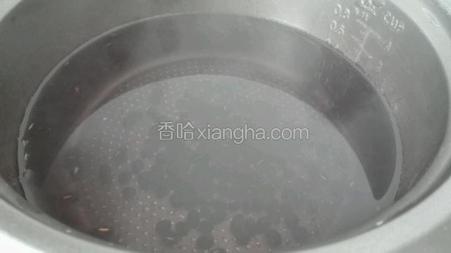 水烧开后，倒入沥干水的黑豆。