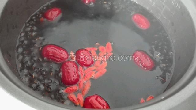 黑豆煮约十分钟后，加入红枣与枸杞。
