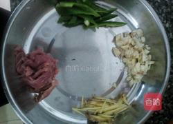 风味不同的干煸鱿鱼丝的做法图解1