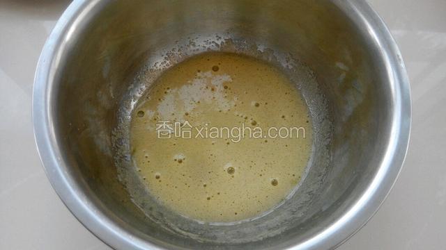 用打蛋器拌匀。（无需打发）
