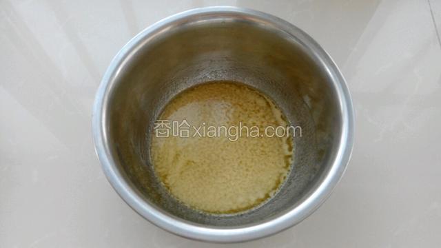 用打蛋器拌匀成为蛋油混合物。