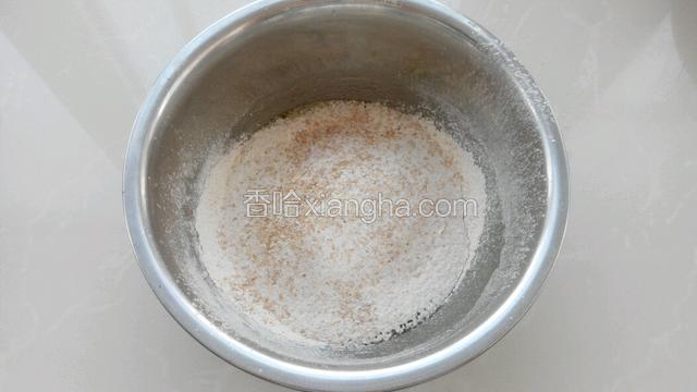 筛入盆中。（全麦面粉含有麸皮，如果麸皮不能通过筛网，就把筛出来的麸皮重新倒回盆中。）
