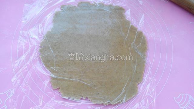 揉好的面团上面覆盖保鲜膜或者是油纸，用擀面杖擀成厚度约为0.3厘米的面片。