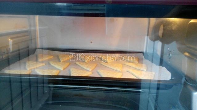 放入烤箱中层，上下火烤12分钟左右。