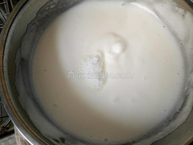 继续打至蛋白糊粘稠时第二次加入1/4白糖