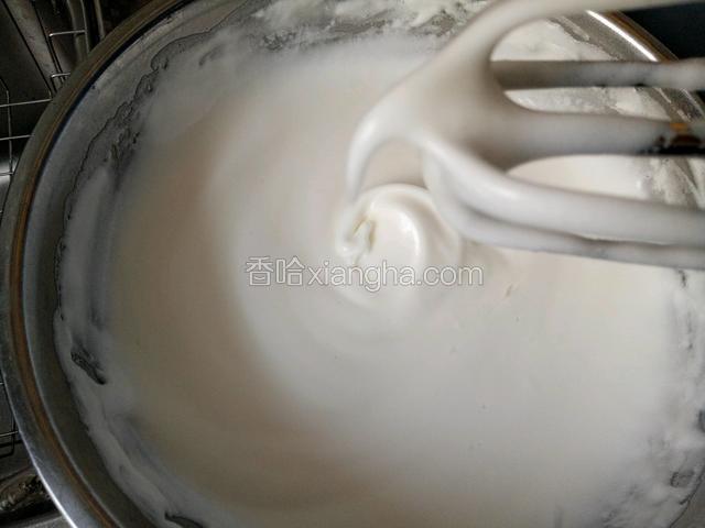 蛋白糊搅打至湿性发泡即可，提起打蛋头，有小弯勾