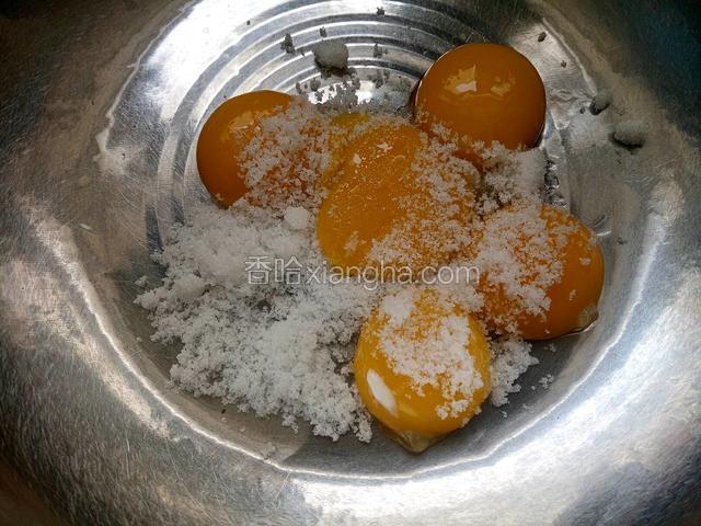 蛋黄中加入最后1/4白糖