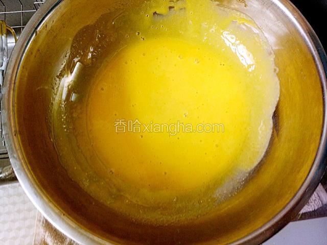 用电动打蛋器低速搅打均匀