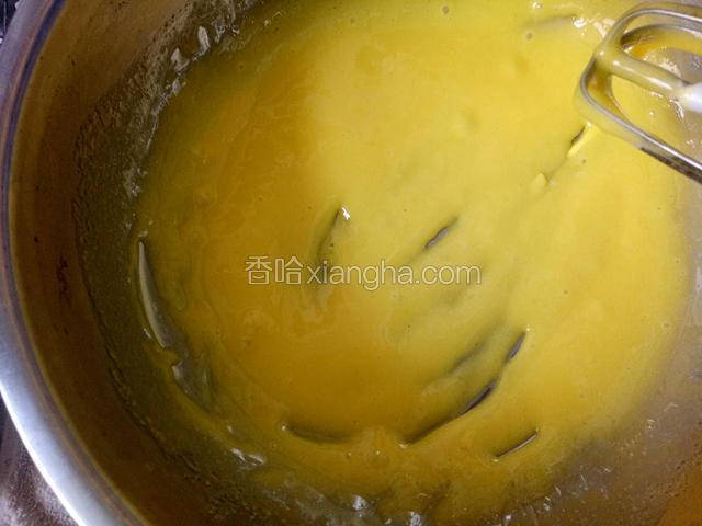 分三次往蛋黄糊中加入玉米油，用打蛋器快速搅打均匀