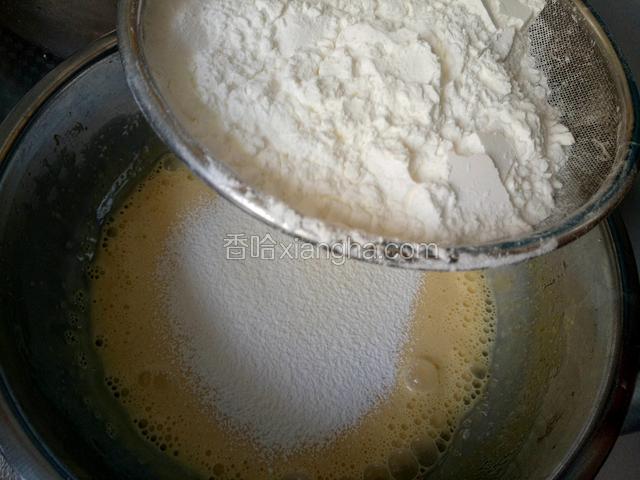 把普通面粉、玉米淀粉和泡打粉混合过筛到上一步的酸奶蛋黄液中