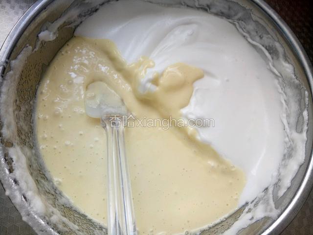 拌匀后将其全部倒回到蛋白盆中