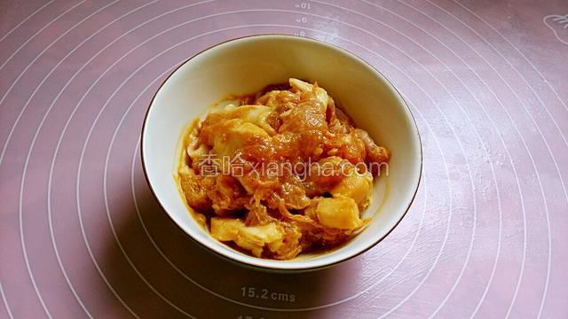 肉片中加入两勺生抽、小半勺老抽、一点盐、少量十三香、一勺生粉抓匀腌制五分钟入味。