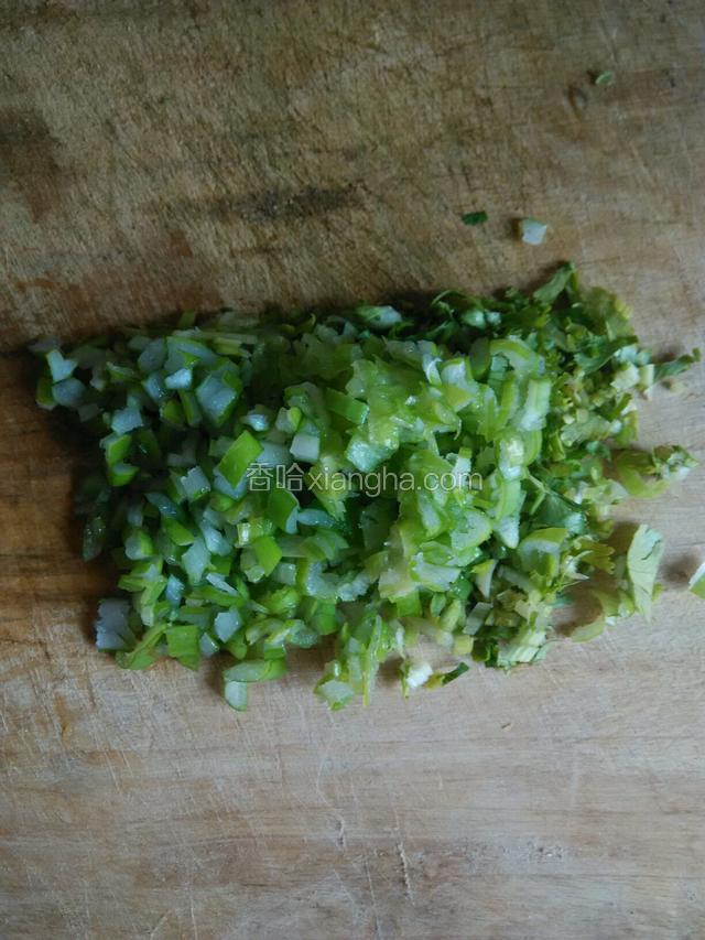 葱和香菜切的细细的