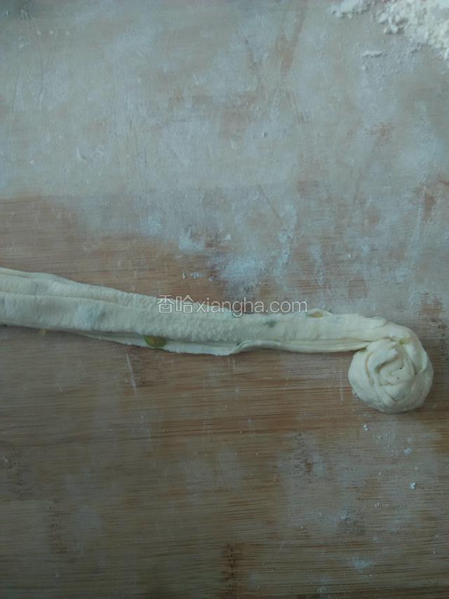从一头卷起，边卷边抻