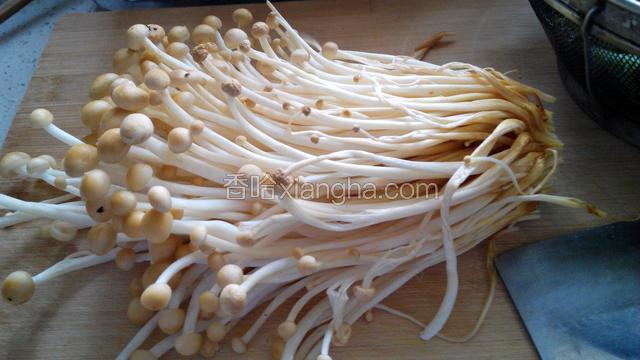 金针菇适量。