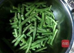 广式香肠炒豆角的做法图解2