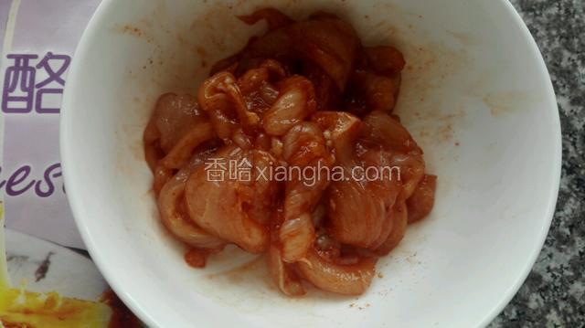 鸡胸肉切片放奥尔良腌料腌制一刻钟！
