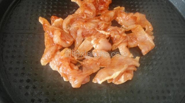 电饼铛预热，放入食用油，鸡肉放上煎熟！