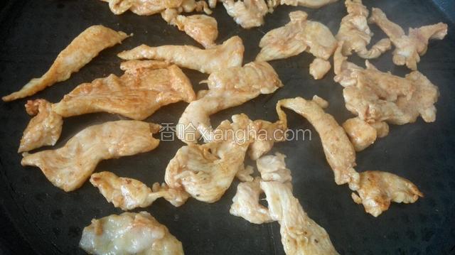 鸡肉炒熟盛出备用！