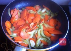 西芹胡萝卜炒腊肠的做法图解4