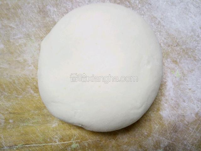 将面粉加入适量的水和盐揉成比饺子硬的面团，醒一会儿！