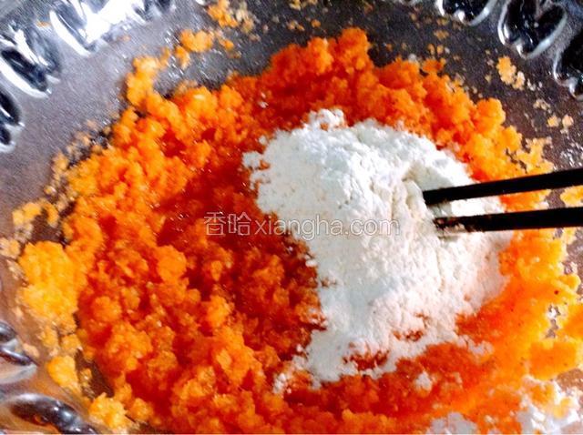 放入适量的面粉成糊状。（以此类推）