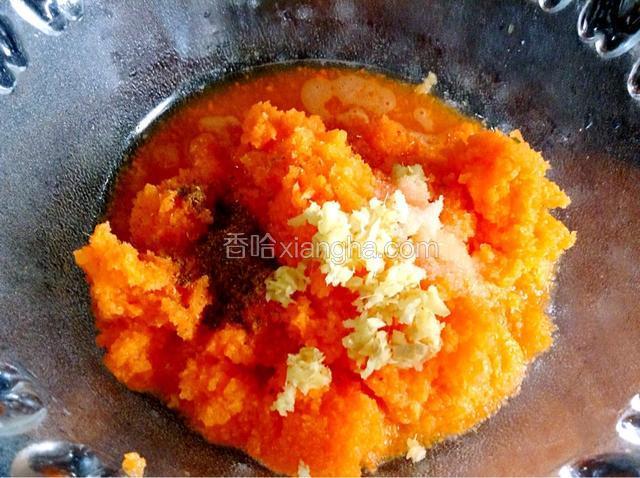 菜渣中加入适量的盐，五香粉，味精搅拌均匀。