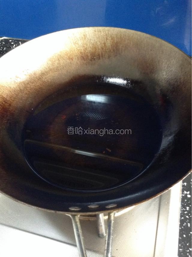 锅中放油烧热。