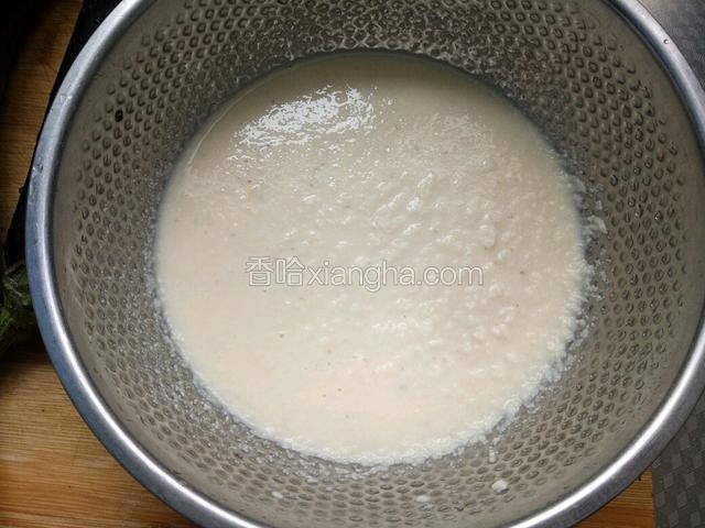 先发面做包子面皮，把打豆浆出来的豆渣连同剩下的无法分离出来的豆浆一起放在盆中