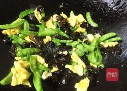 木耳荷兰豆炒鸡蛋的做法图解9