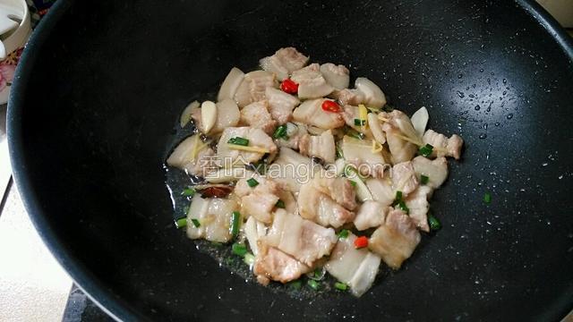 放入葱姜蒜、小米椒圈、八角花椒，炒出香味。