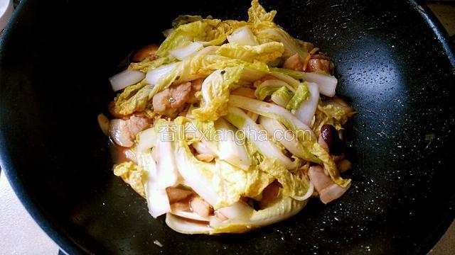 炒至香菇出鲜味变软，放入娃娃菜翻炒。