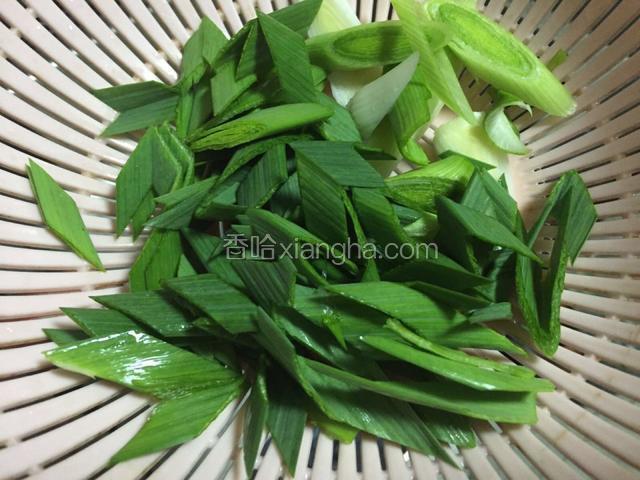 将大蒜洗净切丝备用