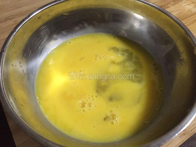 将鸡蛋洗净，擦干水分，打入碗中，打散