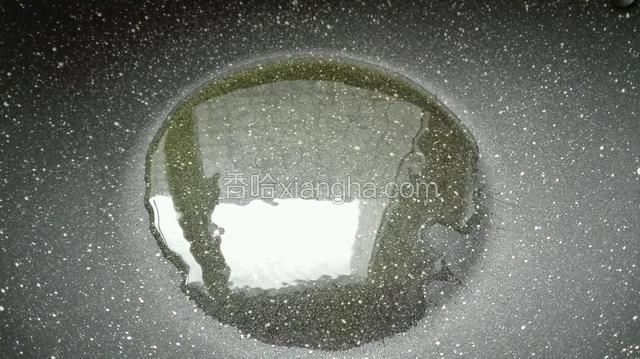 锅中放入适量植物油，将其烧热。