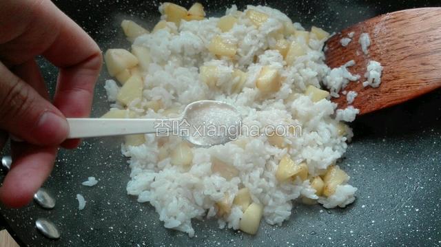 当苹果香入饭后，加入适量白糖与少量盐。
