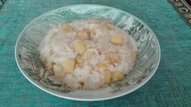 香味翻炒均匀后，将热喷喷的苹果炒饭盛入盘中。