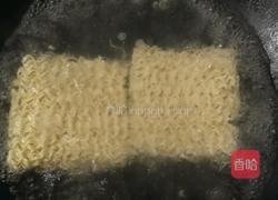 葱香鸡蛋面的做法图解3