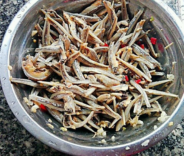 把姜，蒜，生抽，料酒，芝麻油，花生油放下去拌均匀